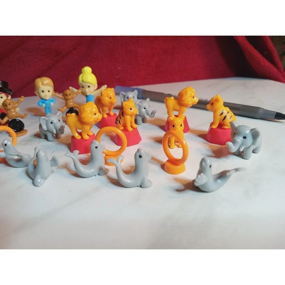 Lot of 30 Circus figurine pieces Micro Circus